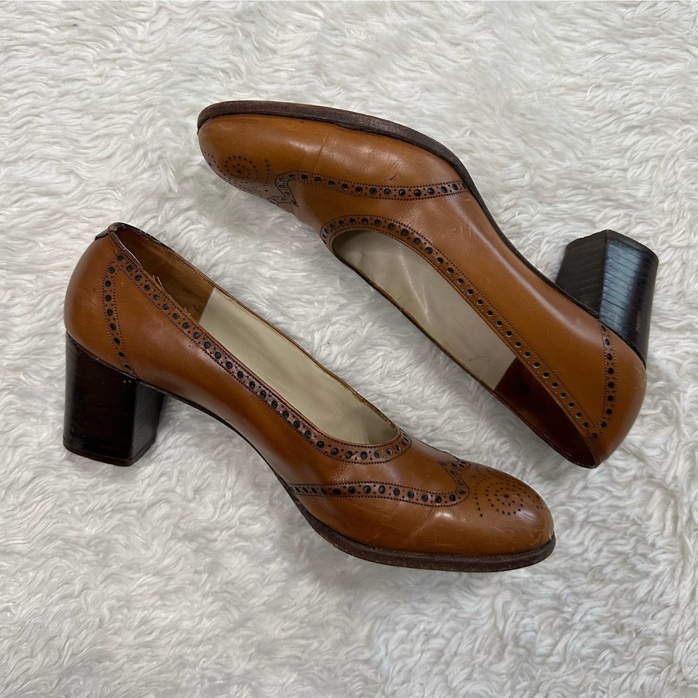 Vintage Block Pump Heel Perforated Design Closed Toe Womens 7 Brown Leather